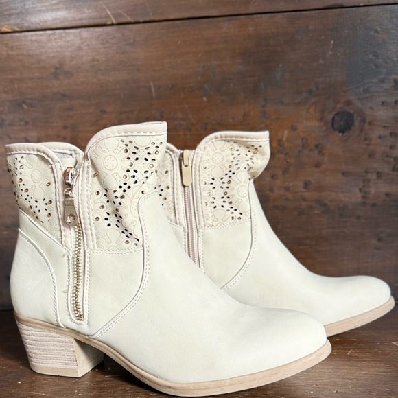 Elegant Cream Ankle Boots With Dual Zippers - Picture 1 of 13